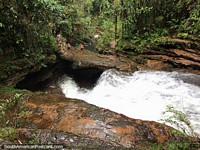 El agua choca a través de la jungla en Mocoa mientras caminamos hacia la gran cascada. Colombia, Sudamerica.