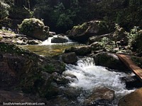Versão maior do Linda área com pedras na selva, a água corre em direção à Cachoeira do Fim do Mundo em Mocoa.