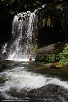 Cachoeira e piscina de água na selva em Mocoa, caminhe e curta a natureza aqui. Colômbia, América do Sul.