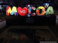 Mocoa, letrero de neón en el parque por la noche, el Amazonas está más cerca de lo que crees. Colombia, Sudamerica.