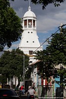 Versión más grande de Casa Torre del Reloj (1923, 1962), la alta torre blanca del reloj y la casa cultural en Cúcuta.