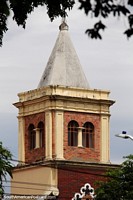 Versão maior do Asilo De Ancianos Rudesindo Soto, antiga igreja no Parque Colon em Cucuta.