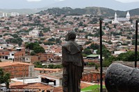 Versão maior do Manuel Guillermo Mora J com canhão no alto das colinas com vista para a cidade de Cúcuta.