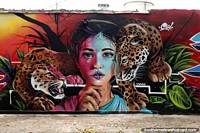 Versión más grande de Niña con un par de tigres a cada lado, un arcoíris de colores, arte callejero en Cúcuta.