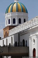 Quantos arcos você consegue contar nesta foto da catedral de Bucaramanga? Colômbia, América do Sul.