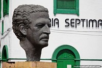 Luis Carlos Galan (1943-1989) enorme busto de bronze, político e jornalista, natural de Bucaramanga. Colômbia, América do Sul.