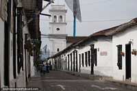 Basílica menor de San Juan Bautista, torre de la iglesia y calle de Girón. Colombia, Sudamerica.