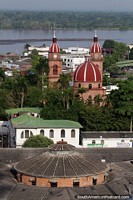 Cúpula do edifício do mercado, a igreja e o rio em Barrancabermeja. Colômbia, América do Sul.