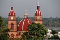Templo do Sagrado Coração em Barrancabermeja, fundado em 1946, bela vista com o rio atrás. Colômbia, América do Sul.