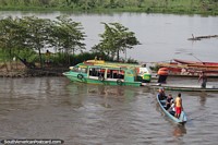 Vida no rio com pessoas em barcos e homens em redes em Barrancabermeja. Colômbia, América do Sul.