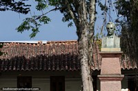 Larger version of Plaza and bust of a man in Velez, but who is he?