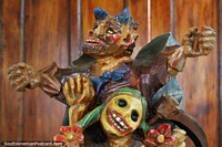 Antiguos personajes de carnaval de madera tallada en el museo de Pasto. Colombia, Sudamerica.