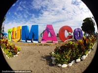 Letras grandes e coloridas indicam 'Tumaco' na praia da costa do Pacífico. Colômbia, América do Sul.