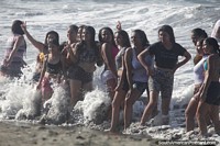 Grupo de encantadoras señoritas se reúnen para tomarse una foto en la playa Morro en Tumaco. Colombia, Sudamerica.