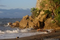 Pedregulhos de rocha e luzes brilhantes na costa do Pacífico em Tumaco. Colômbia, América do Sul.