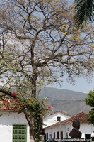 Praça Jesus Nazareno em Santa Fe de Antioquia com árvores e flores pendentes.