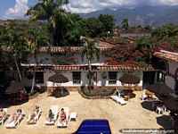 Versión más grande de Santa Fe de Antioquia donde el clima es caluroso y se puede tomar el sol y nadar en una alberca.