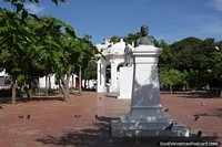 Larger version of Parque de los Novios (Sweethearts Park), park in Santa Marta, center of night life.