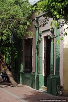 Fachada de casa histórica cercada por árvores no centro de Santa Marta. Colômbia, América do Sul.