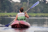 Rema y explora el lago Yahuarkaka en Leticia en un kayak. Colombia, Sudamerica.