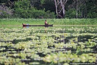 Versão maior do Pescadores locais em uma canoa de madeira no lago Yahuarkaka em Leticia.