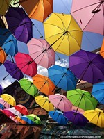 Calle paraguas en La Candelaria en Bogotá, llena de color desde arriba.