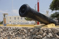 Cannon with the Capuchin Minor Brothers building behind in Riohacha.