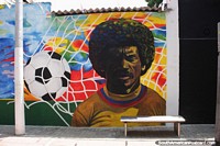 Mural de estrela de futebol com cores vivas em Riohacha.