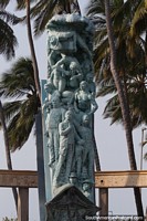Monument in Riohacha called Identity featuring many people by artist Yino Marquez Arrieta.