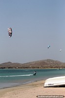 Em Cabo de la Vela o kitesurf  popular e pode ser aprendido.