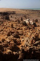 Bolas de rocha com buracos como a superfcie da lua em Kama'aichi, Cabo de la Vela.