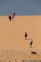 As pessoas sobem as dunas de areia em Taroa, a leste de Punta Gallinas.