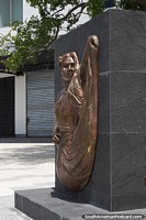 Woman in gold monument in El Banco.
