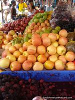 Mercado de la fruta de Machala, frambuesas, manzanas, peras, uvas. Ecuador, Sudamerica.
