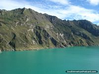 Quilotoa Laguna tiene un color verdoso debido a minerales disueltos. Ecuador, Sudamerica.
