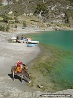 A praia em Lagoa Quilotoa onde pode alugar uma canoa para remar. Equador, América do Sul.