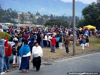 El mercado de animal Otavalo aproximadamente a las 6:30 un Sábado. Ecuador, Sudamerica.
