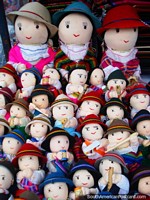 Pequenas e grandes bonecas que mantêm flautas, tubos e percussão, Otavalo. Equador, América do Sul.