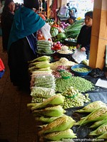 Mercado de alimentos de Otavalo, maíz, frijoles, guisantes, productos frescos. Ecuador, Sudamerica.