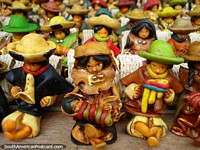 Pequeñas estatuillas de cultura indígena en Otavalo. Ecuador, Sudamerica.