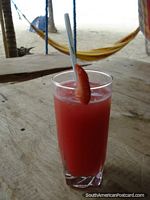 Suco de morango frio na praia em Porto Lopez. Equador, América do Sul.