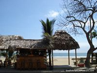 Disfrute de la playa y puntos de bebida sombreados en Puerto Lopez. Ecuador, Sudamerica.