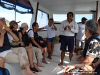 O nosso guia que fala no barco fora a Rio da Plata, Porto Lopez. Equador, América do Sul.