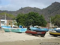 Barcos de pesca na praia em Porto Lopez. Equador, América do Sul.