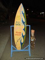 Prancha de surf fica na rua principal de Porto Lopez, fora de uma cabana. Equador, América do Sul.