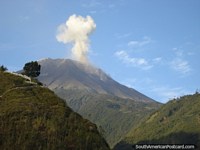 Una vista verdadera para ver en Banos, el valiente se quedó para mirar la erupción volcánica. Ecuador, Sudamerica.