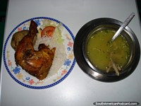 Comida en Tulcan, sopa del pie del pollo y una comida de la ensalada de arroz del pollo. Ecuador, Sudamerica.