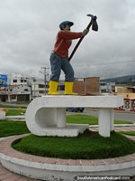 Homem com monumento de arado em Tulcan. Equador, América do Sul.
