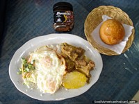 Café da manhã de carne, batatas, arroz e ovos com café em Tulcan. Equador, América do Sul.