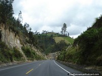 Caminho ao norte de Tulcan perto da borda da Colômbia. Equador, América do Sul.